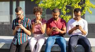 Tech neck: entenda como o uso excessivo de celular afeta a postura