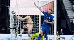 Al Hilal goleia com show de Benzema e encosta no líder Al Nassr