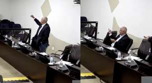 Vereador mostra dedo do meio a grevistas durante sessão em Câmara no interior de SP