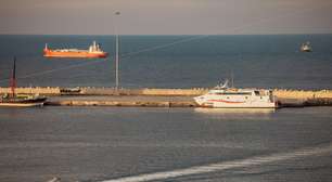 Embarcações voltam a passar pelo Estreito de Ormuz, enquanto outras aguardam com cautela a reabertura