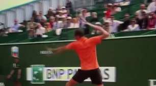 Descontrolado, ex-número 1 do mundo tem piti após 'bicicleta' e quebra a raquete