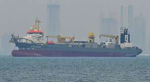 Navios voltam a cruzar o Estreito de Ormuz após acordo de cessar-fogo