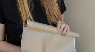 Envolver o braço em papel-alumínio, a solução que a maioria das pessoas faz em casa à noite