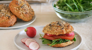 Este pão saudável e rico em fibras é ideal para o café da manhã ou jantar: eu o preparo com iogurte e aveia, e ele fica macio e fofo