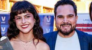 Filha gêmea de Luciano Camargo lança livro escrito aos 12 anos: 'Orgulho'