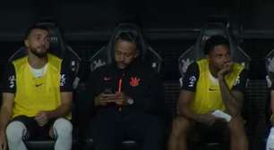 Memphis Depay recebe advertência por uso de celular no banco