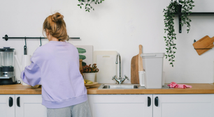 O truque que os profissionais usam para limpar pias: nem vinagre, nem limão