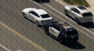 Suspeito tem carro 'agarrado' por viatura e bate em muro de casa em perseguição na Califórnia; veja vídeo