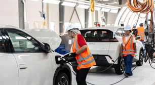 BYD acelera no Brasil: fábrica ganha segundo turno e contrata 800 novos funcionários