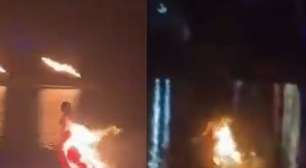 Dançarina 'pega fogo' em apresentação na China e se joga em rio