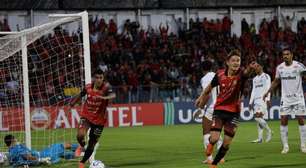 Santos leva gol olímpico e perde para Deportivo Cuenca na estreia da Sul-Americana