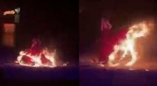 Dançarina tem figurino incendiado durante show e corre para água para se salvar na China