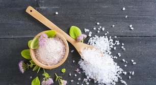 Banho de ervas ou sal grosso? Veja qual faz mais sentido para sua energia