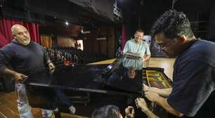Piano atingido pela enchente de 2024 volta restaurado ao Teatro Renascença