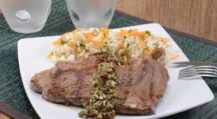 Chimichurri caseiro: o passo a passo para um tempero irresistível