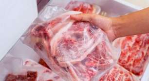 Você ainda descongela carne na água? Veja por que isso pode ser perigoso
