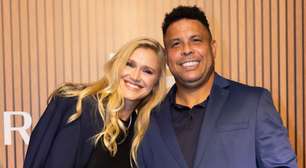 Celina Locks aposta no mix sofisticado do azul-marinho com preto