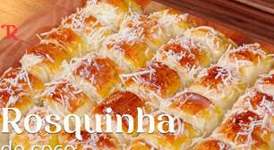 Pãozinho doce, que fica fofinho e com aquela calda e coco por cima que todo mundo ama