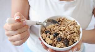 Se você come aveia no café da manhã por seus benefícios nutricionais, a ciência sugere: melhor no jantar