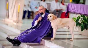Cachorro caramelo passa a frequentar missas, vira 'fiel' e conquista padre no Paraná: 'Ele fica ali escutando'