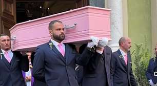 Campeã do 'Big Brother' francês é enterrada em caixão cor-de-rosa