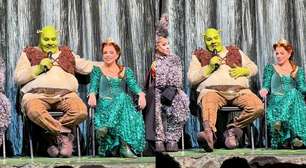 Tiago Abravanel revela desafio de atuar usando 200 próteses e sonho realizado em 'Shrek, O Musical'