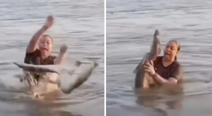 Mulher segura jacaré em lagoa após confundi-lo com pedaço de árvore; veja vídeo