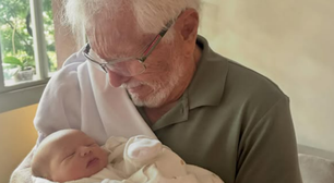 Carlos Alberto de Nóbrega se emociona ao conhecer bisneto: 'Os dois chorando'