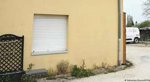 Criança é resgatada após ter sido trancada em van por 2 anos