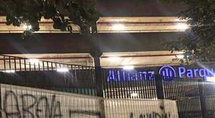 Torcida do Corinthians estende faixa no Allianz e provoca Palmeiras: 'Arena Nu tem Mundial'