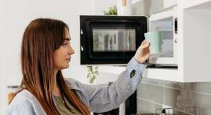 Poucas pessoas sabem, mas aquecer água, leite ou café no micro-ondas pode ser contraproducente e perigoso
