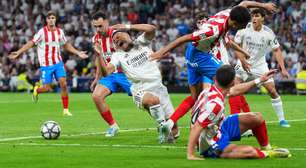 Mbappé é atingido por cotovelada de ex-Palmeiras e leva pontos no rosto