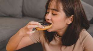 Comer rápido faz mal para a saúde? Entenda as consequências