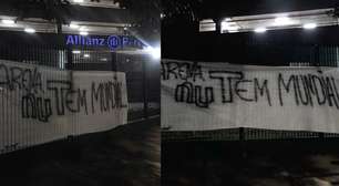 'Arena Nu Tem Mundial': torcida do Corinthians estende faixa no Allianz para provocar o Palmeiras