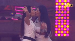 BBB 26: Jordana e Marciele dão 'beijo de amiga' na boca em festa; assista