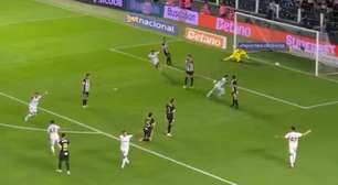 'Mão de imediatez': veja a análise do VAR para anular gol do Santos contra o Galo