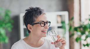 Beber água quente de manhã faz bem? Entenda o hábito chamado 'Chinamaxxing'