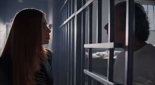 Três Graças: Arminda é flagrada com amante na carceragem e toma atitude para salvar sua pele