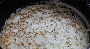 Eu aposto que você nunca pensou em salvar o arroz queimado assim, mas esse de chef profissional vai salvar o seu prato!