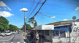 Corpo em decomposição é encontrado enrolado sob sofá abandonado em Porto Alegre