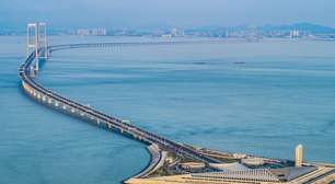 A China construiu um monstro que é simultaneamente uma megaponte, um túnel e um museu: uma superestrutura por onde passam quase 90 mil carros todos os dias