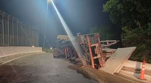 Tombamento de caminhão de concreto interrompe parcialmente circulação do Trensurb