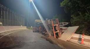 Trensurb opera parcialmente após carga de caminhão atingir trilhos na BR-116