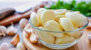 Simpatia do alho atrás da porta para afastar visitas indesejadas