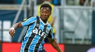 Amuzu sente desconforto muscular e pode desfalcar o Grêmio