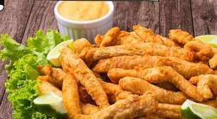 Isca de peixe empanada sequinha com um molho de limão incrível, que será um sucesso em sua casa
