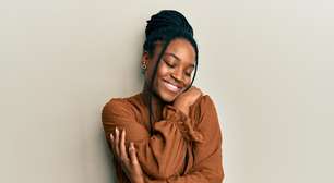 3 banhos de ervas para renovar a energia feminina e atrair amor próprio