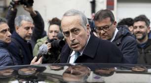 Ex-chefe do futebol italiano tenta voltar ao cargo e enfrenta Malagò