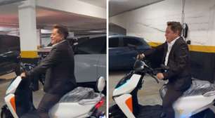 Leonardo dirige moto após tomar biritas e preocupa esposa: 'Eu sou cagona'