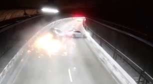 Veja o momento em que Porsche bate em Pálio no Túnel Ayrton Senna